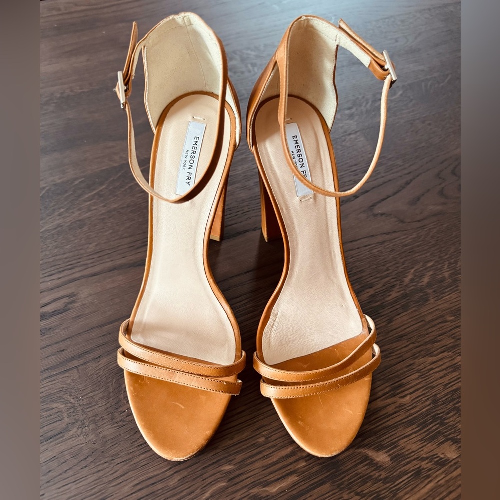Emerson Fry Heels 
size US 10  EUR 41 
Heel are 4.5 inches 
Great condition